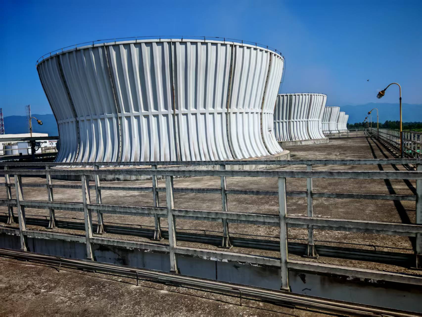 攻克生物粘泥:詳解怎么樣添加藥劑能防止冷卻塔填料粘泥,以及怎么樣添加藥劑能防止冷卻塔填料粘泥的協同作戰方案