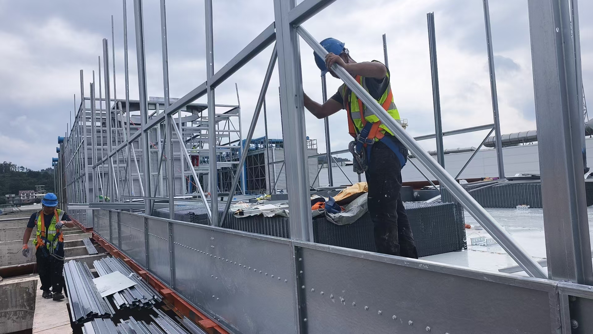 <strong>現(xiàn)場組裝冷卻塔填料技術(shù)革命：從傳統(tǒng)手工施工到智能模塊化安裝的全流程優(yōu)</strong>