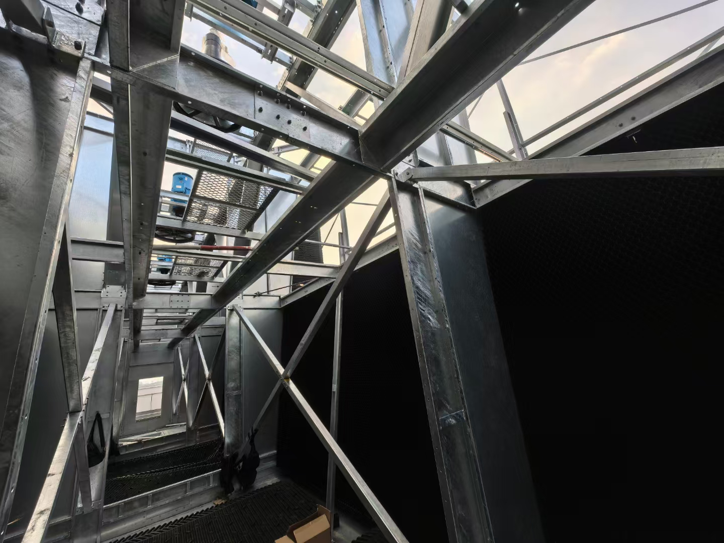 <strong>冷卻塔結(jié)垢以后如何處理：從化學(xué)清洗到物理除垢的全維度解決方案與預(yù)防策</strong>