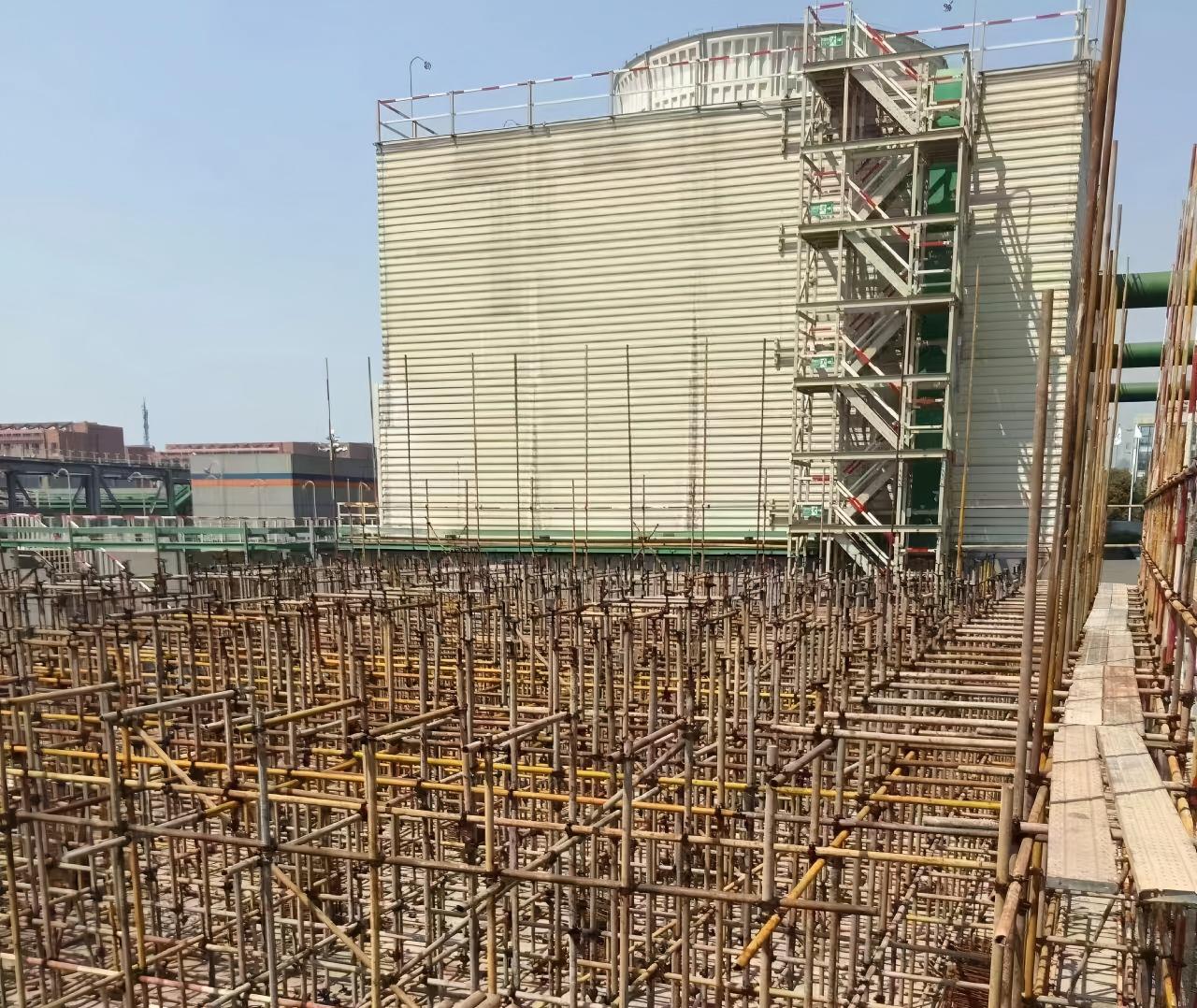 <strong>冷卻塔填料風(fēng)化導(dǎo)致的效率崩塌：深度揭秘老化機(jī)理、系統(tǒng)危害與全周期預(yù)防</strong>