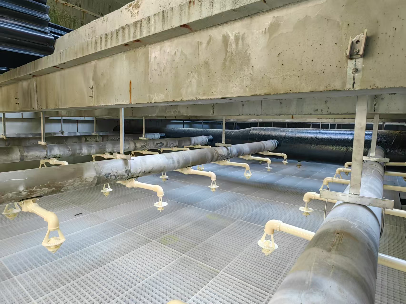 工業冷卻塔填料破碎深度解析與應對策略：從微觀裂紋到宏觀系統崩潰的致命隱患