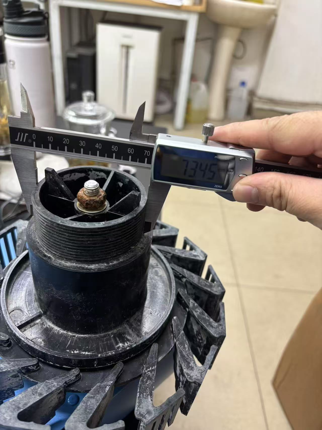 工業布水系統“神經末梢”復蘇指南：深度解析冷卻塔噴頭堵塞了如何處理的精準疏通、流體力學重構與全生命周期預防策略