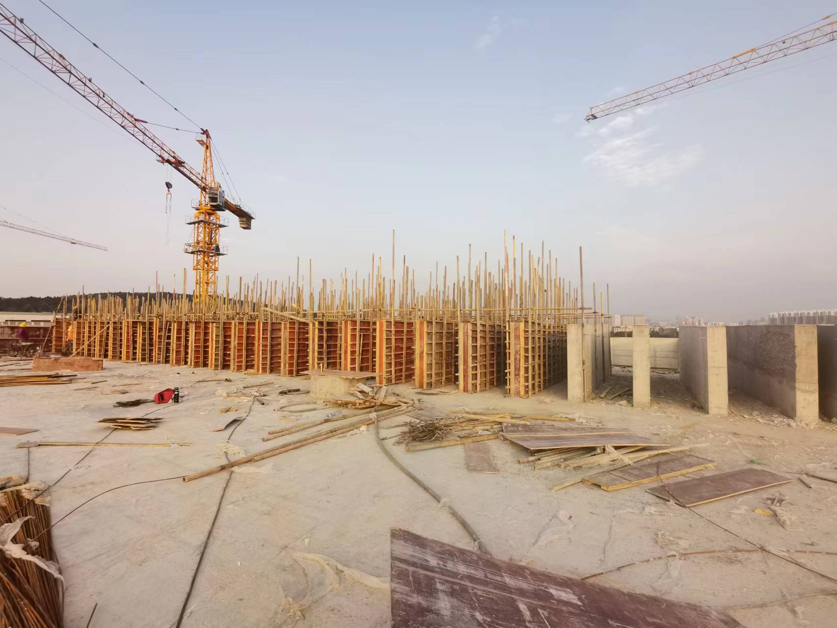 <strong>隱形的質量標尺：深度解析冷卻塔填料重量背后的材料學密碼與工程經濟學</strong>