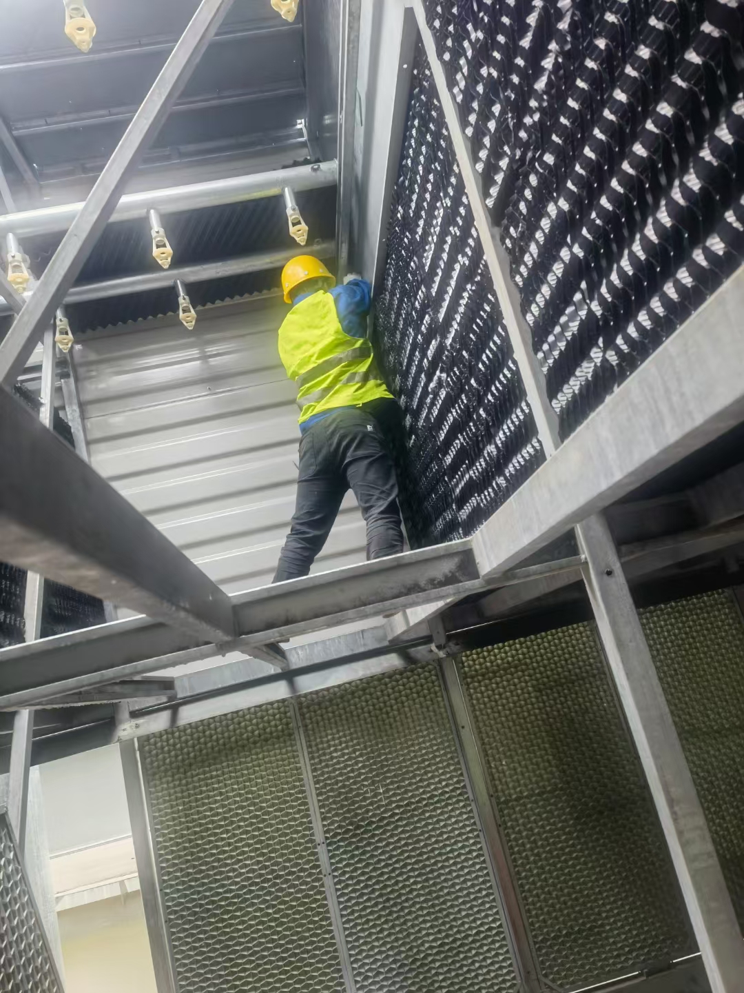 <strong>冷卻塔消音怎么做找誰(shuí)做：從氣動(dòng)噪聲溯源到專業(yè)降噪治理的全流程避坑指南</strong>