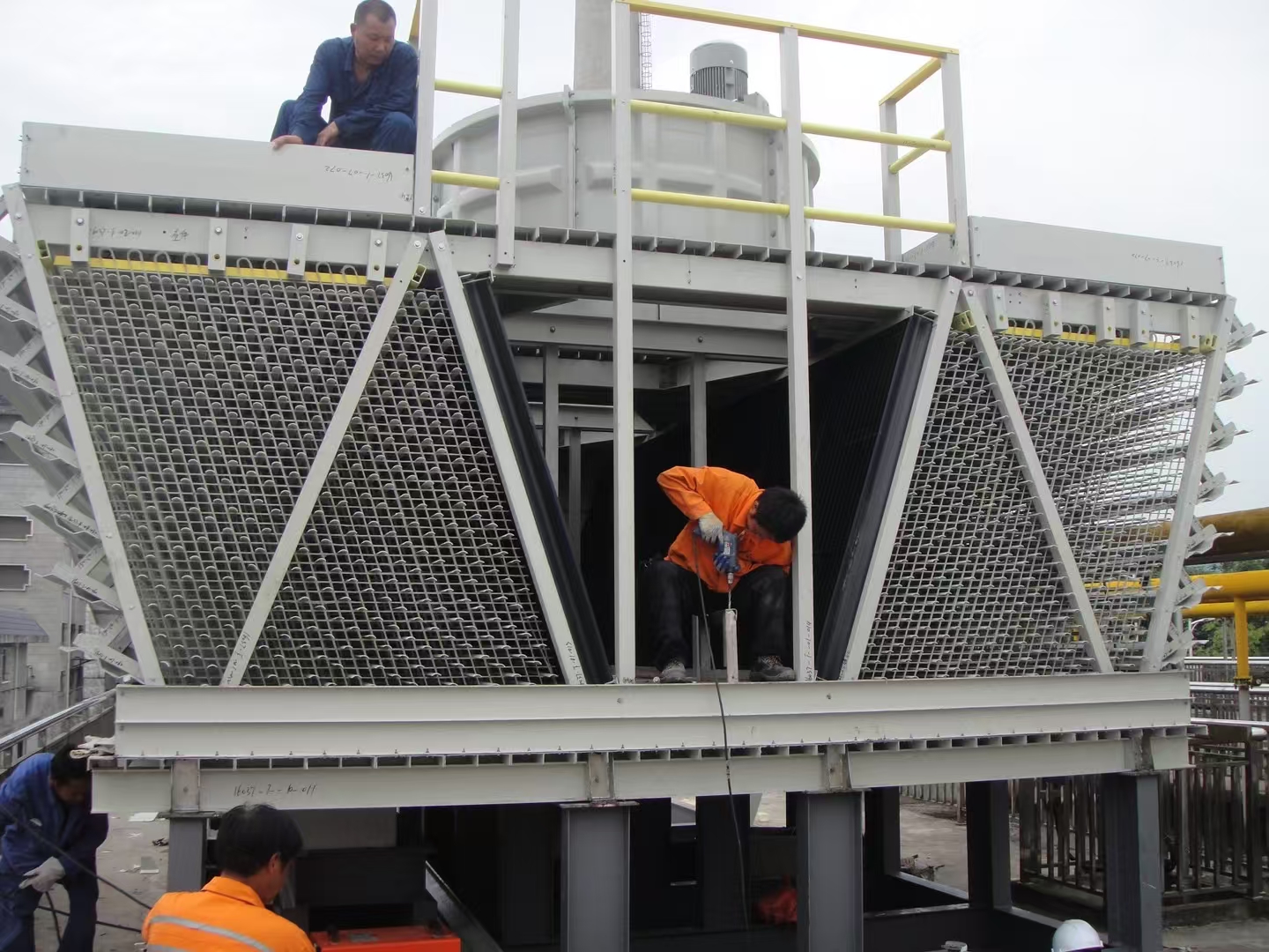 <strong>冷卻塔進風口漂水怎么辦找誰維修：從氣流動力學診斷到專業治理的全流程</strong>